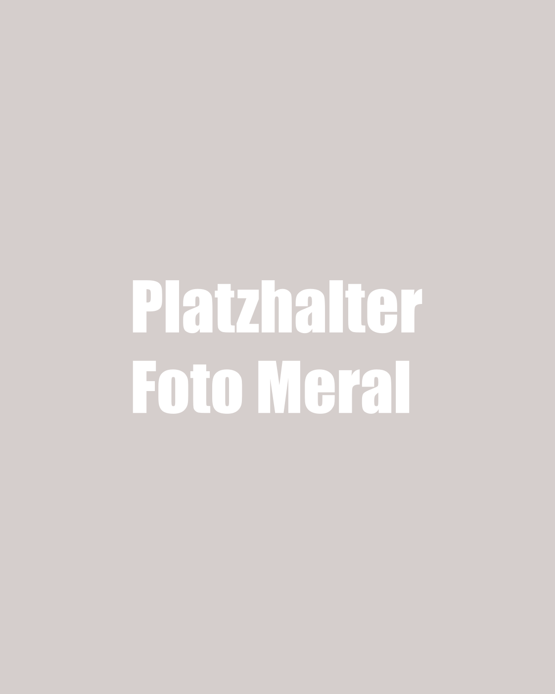Lächelnde Frau im gemütlichen Strickpullover